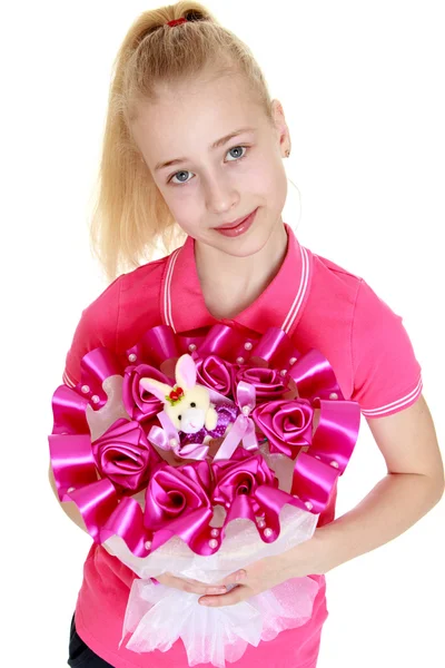 Roztomilé dospívající dívka drží kytici cukroví, detail — Stock fotografie