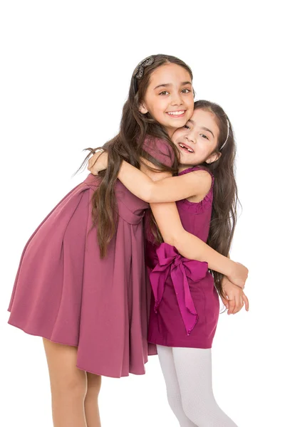 Dos hermanas en un hermoso vestidos de moda abrazos, primer plano — Foto de Stock
