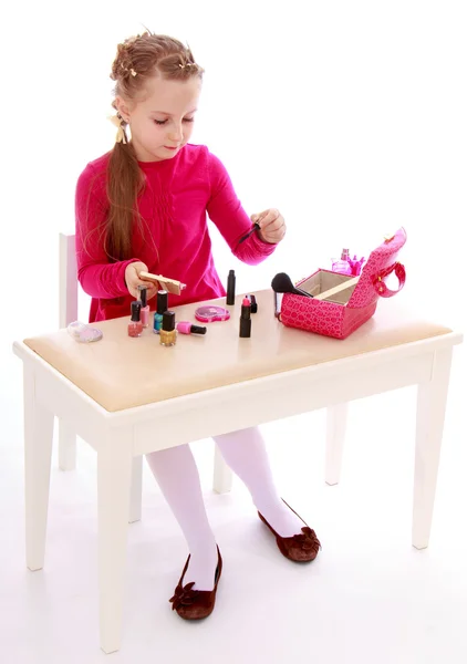 Chica haciendo su maquillaje —  Fotos de Stock