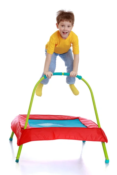 Směje se chlapeček, skákání na trampolíně — Stock fotografie
