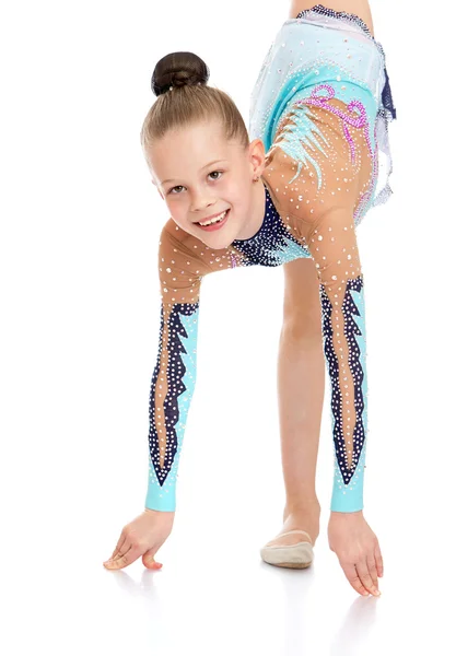 Красива дівчина гімнастка робить вправи крупним планом — стокове фото