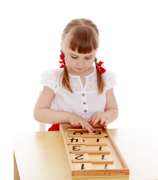 A menina é muito jovem para frequentar a escola no jardim de infância de Montessori — Fotografia de Stock
