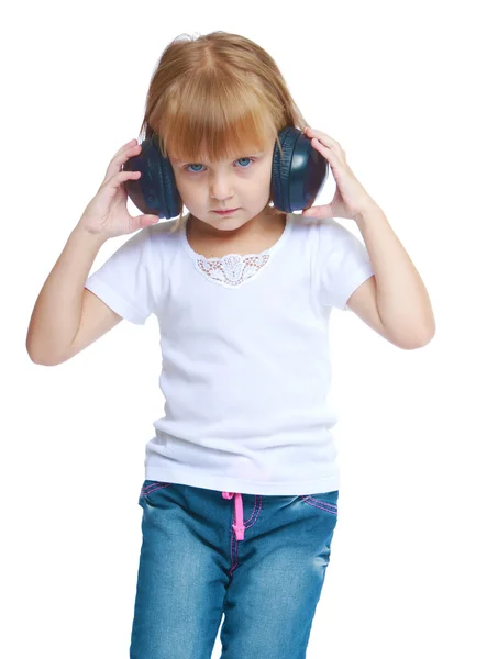 Musiikkityttö kuuntelee musiikkia kuulokkeiden kautta, lähikuva — kuvapankkivalokuva