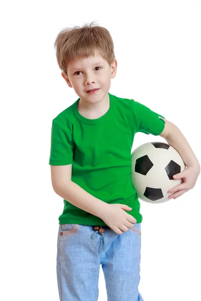 Niño pequeño con una pelota de fútbol en la mano, primer plano — Foto de Stock