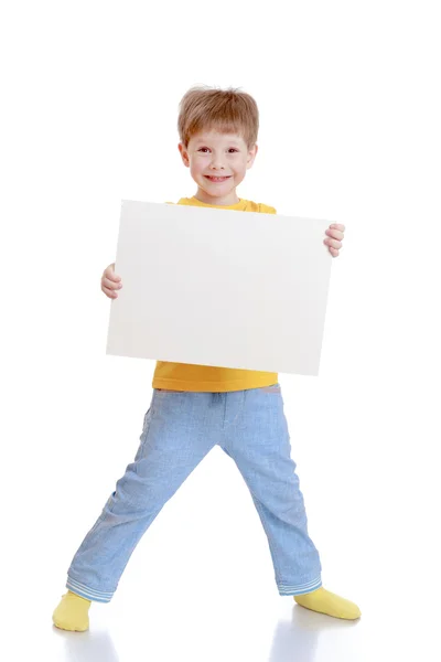 De kleine jongen houdt aan de voorkant — Stockfoto