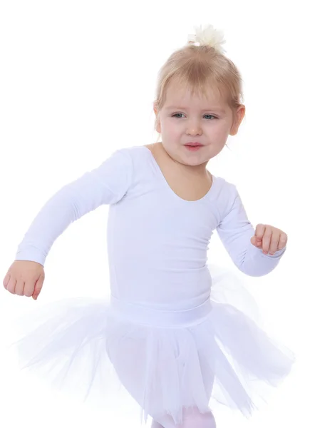Den lilla blonda flickan i en vit sport klä upp — Stockfoto