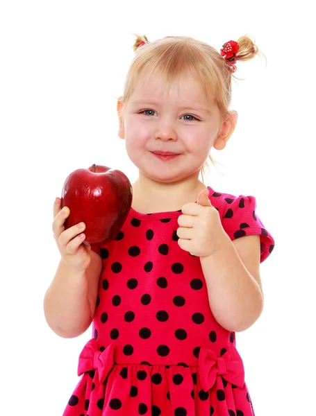 Adorable rubiecita con una manzana roja en la mano, primer plano —  Fotos de Stock