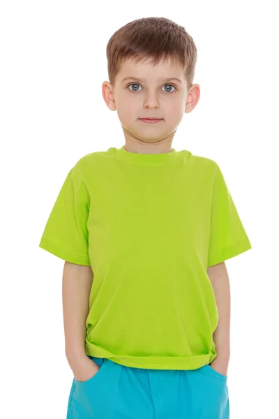 Yeşil tişörtlü küçük çocuk — Stok fotoğraf