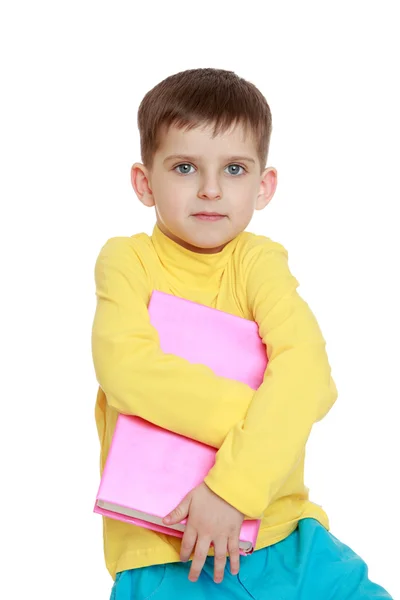 Ragazzo in età prescolare tira le mani un libro, primo piano — Foto Stock