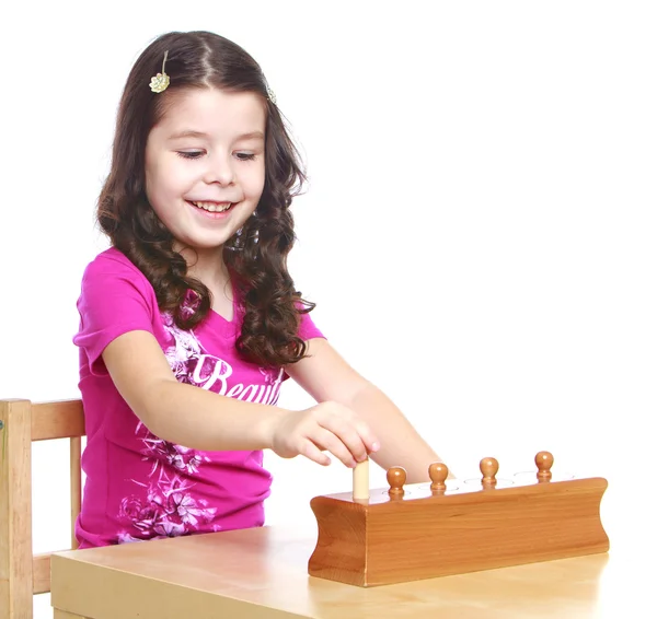 La petite fille brune dans un jardin d'enfants Montessori travaille w — Photo