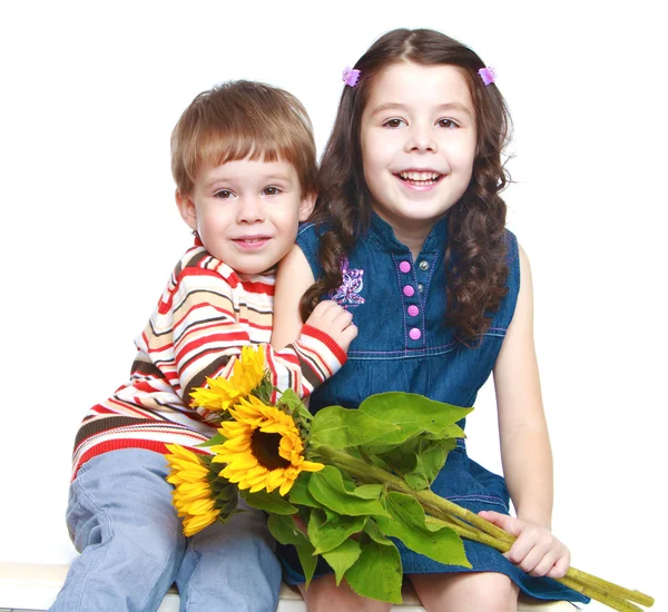 Broer en zus knuffelen, close-up — Stockfoto