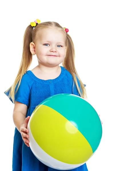 Charmiga ljushårig liten flicka med bollen i händerna — Stockfoto