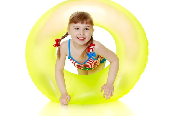 Chica alegre en un traje de baño en la playa — Foto de Stock