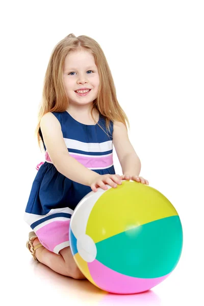 Beautiful little blonde girl with a large inflatable ball — Stock Photo, Image