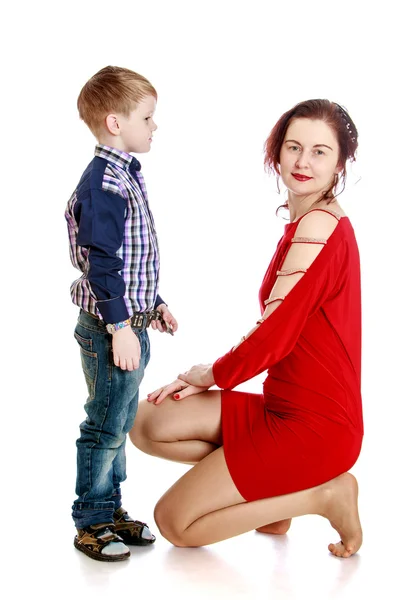 De kleine jongen kijkt zijn mooie jonge moeder — Stockfoto