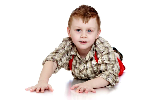 Grappige kleine jongen kruipen op de grond — Stockfoto