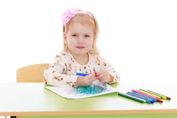 Portrait of blond little girl sitting at the table and draws mar — Stock Photo, Image