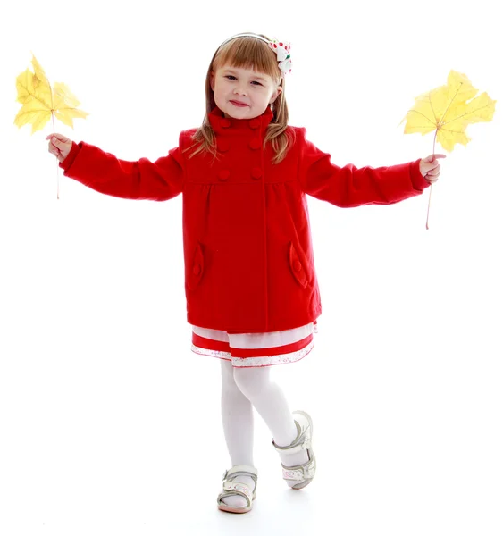 Módní malá dívka v červeném kabátě — Stock fotografie