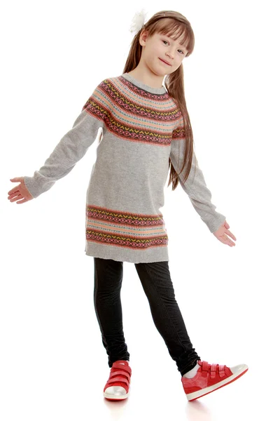 Dívka v pruhované pletené šaty — Stock fotografie