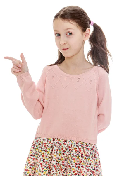 Menina adolescente de cabelos escuros mostra dedo indicador na direção de um l — Fotografia de Stock
