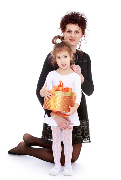 Retrato de una hermosa madre joven y una pequeña hija sosteniendo —  Fotos de Stock