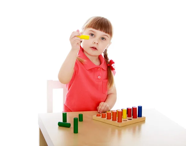 Menina trabalhando no Montessori — Fotografia de Stock