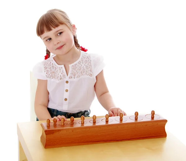 Intelligente bambina sta lavorando — Foto Stock