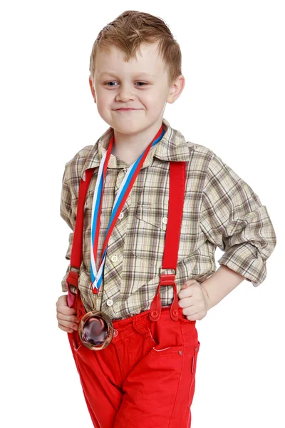 Lustiger kleiner Junge in roten Shorts mit Hosenträgern, Nahaufnahme — Stockfoto