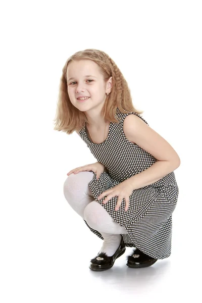 sarışın genç kız gri elbise squatted