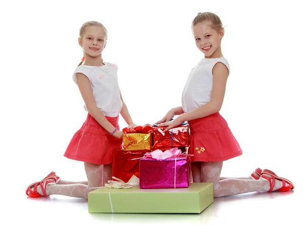 Meninas bonitas gêmeos perto de presentes — Fotografia de Stock