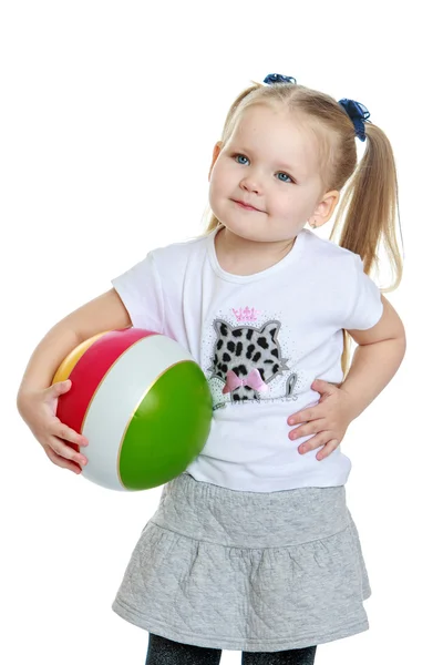 Vacker knubbig liten flicka med en boll i handen, närbild — Stockfoto