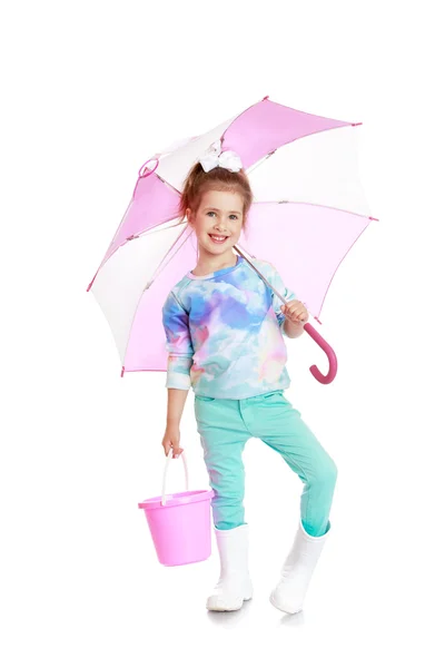 Entzückendes kleines Mädchen mit Regenschirm und Eimer in der Hand — Stockfoto
