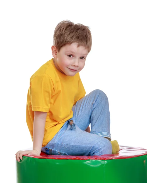 Blonde kleine jongen in een geel t-shirt — Stockfoto