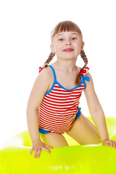 Ragazza in costume da bagno con carri allegorici per nuotare — Foto Stock