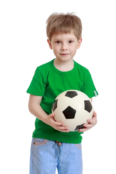 Bambino con un pallone tra le mani, primo piano — Foto Stock