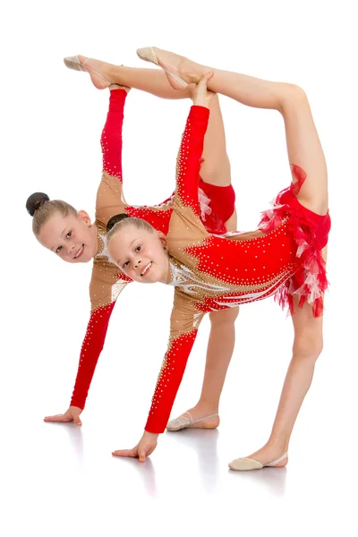 Duas meninas atletas simultaneamente fazendo esportes item — Fotografia de Stock