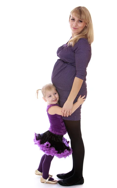 Aranyos kislány, átölelve a kedvenc terhes anya — Stock Fotó