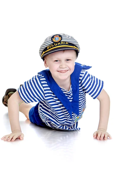 Маленький мальчик в матросском костюме — стоковое фото