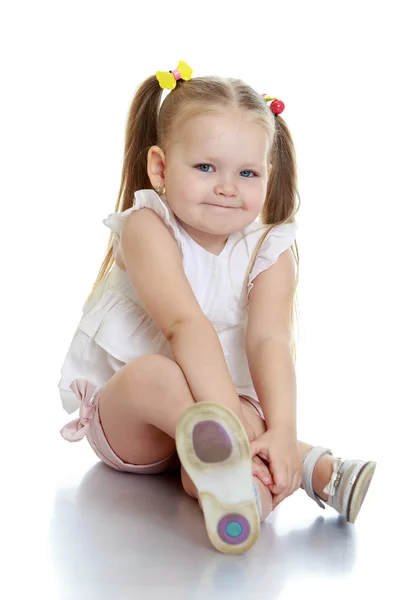 Menina bonita sentada no chão — Fotografia de Stock