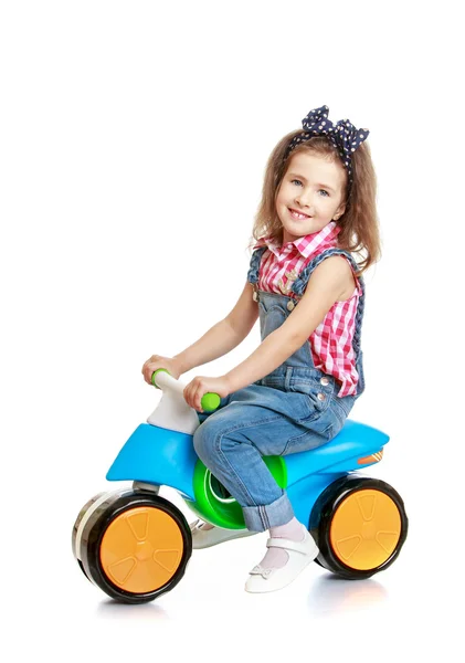 Küçük kız onu bisiklet sürme — Stok fotoğraf