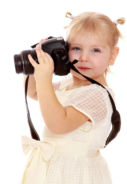 Bambina con una macchina fotografica in mano — Foto Stock