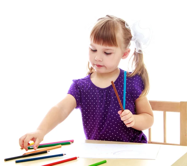 Cute little girl drawing with markers at the table — 스톡 사진