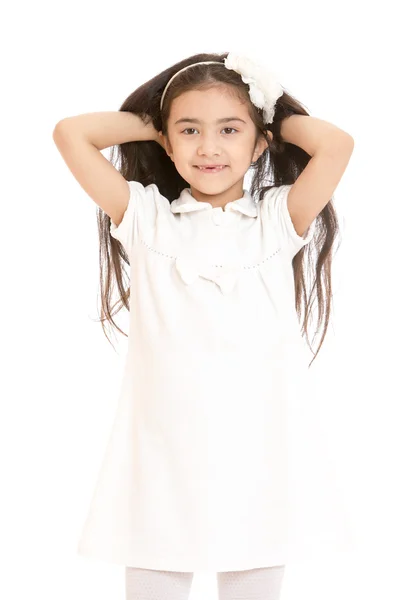 Retrato de chica delgada, guapa, morena en un vestido blanco, primer plano — Foto de Stock