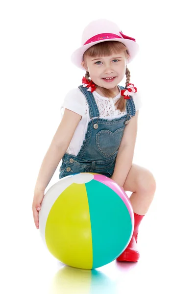 The baby boots and hat with the ball in his hands — ストック写真