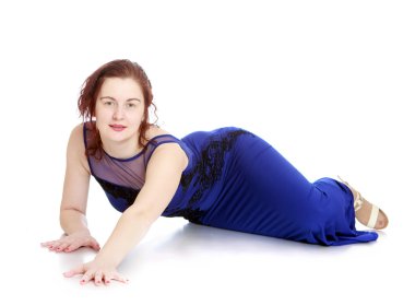 Zarif genç kadın uzun bir elbise içinde yerde yatarken ellerini çeker