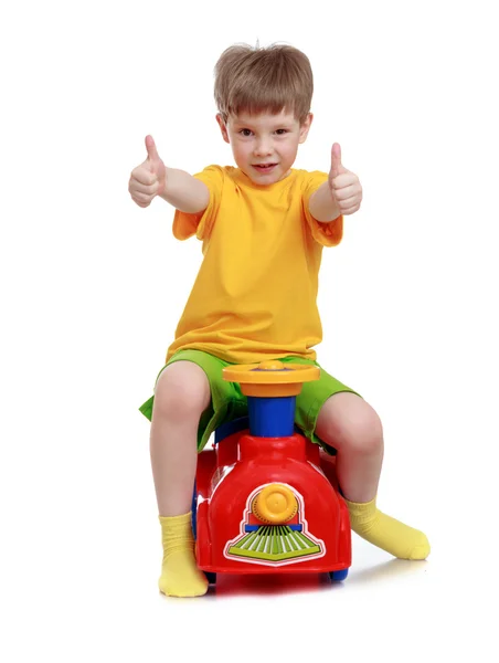 Niño alegre en una camiseta amarilla y pantalones cortos — Foto de Stock