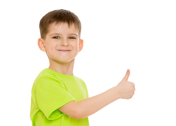 Хлопчик посміхається, роблячи жест рук рухається або автостоп — стокове фото