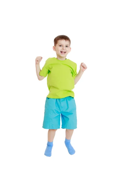 Niño pequeño en una camiseta y pantalones cortos saltando — Foto de Stock