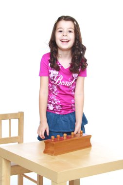 Esmer kız bir Montessori anaokulu 