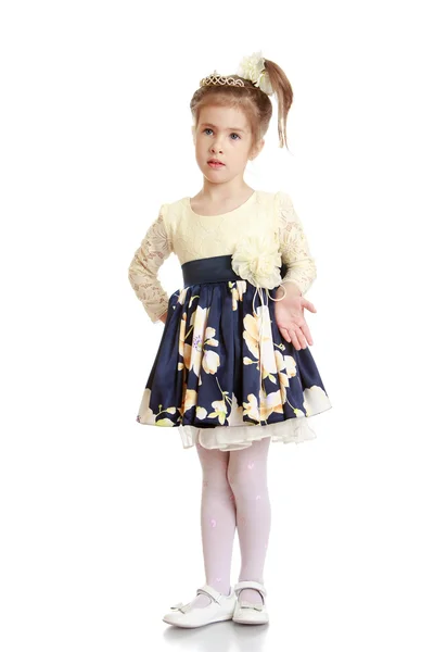 Krásná holčička v elegantní šaty — Stock fotografie